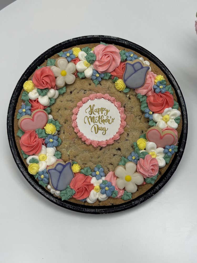 A Mother's Day cookie cake ringed with piped buttercream flowers