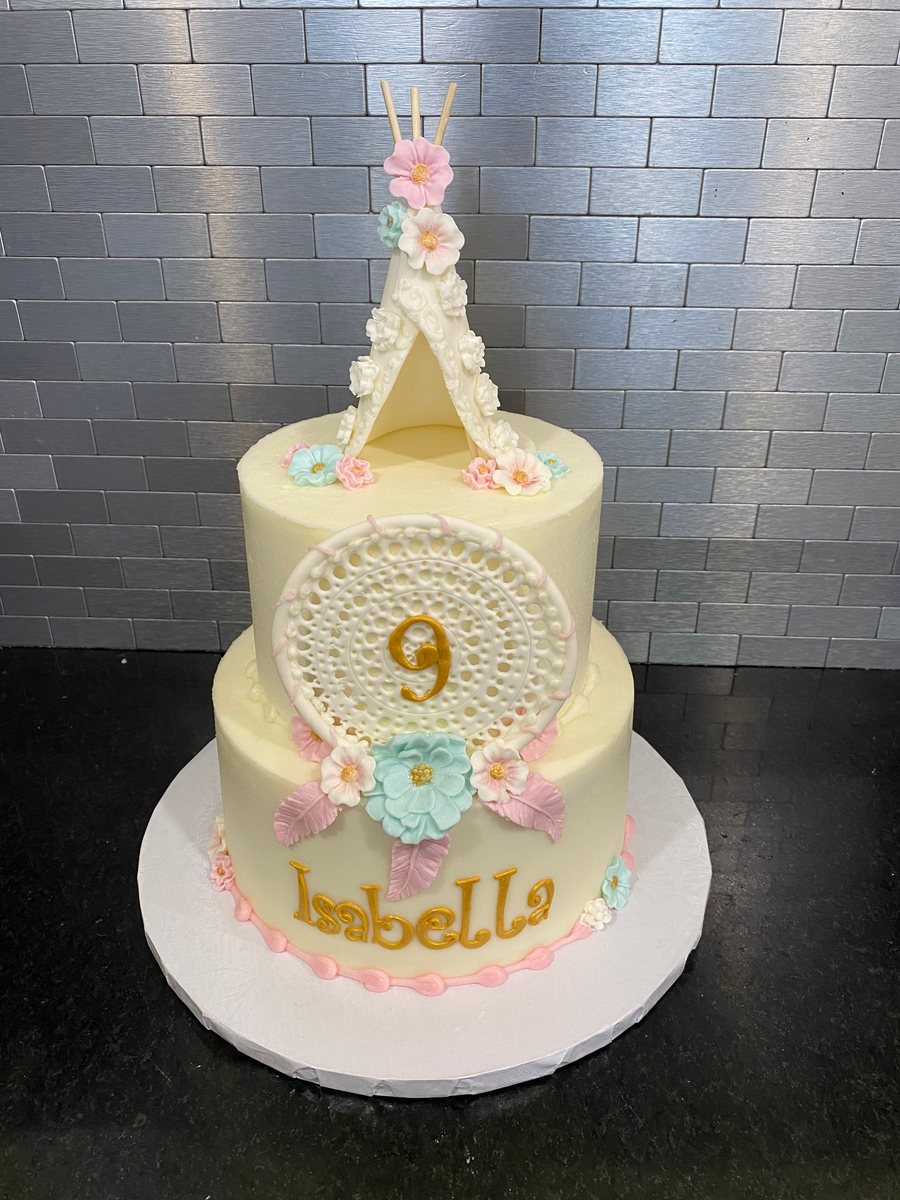 An elegant ivory and gold tiered cake